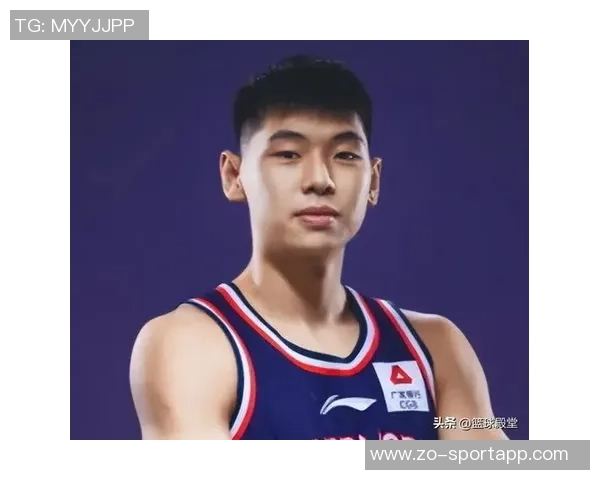 媒体人分享广东全运男篮探班照片赵睿身穿北京T恤与胡明轩崔永熙同框合影